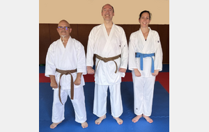 Félicitations aux nouveaux promus suite au passage de grade du mercredi 15 juin.

Ceinture bleue Laure STUTZMANN Ceinture Marron Joseph LEBON et Jean-Daniel PARIS